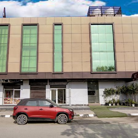 Hotel Silky Palace Near Igi Airportt Yeni Delhi Dış mekan fotoğraf