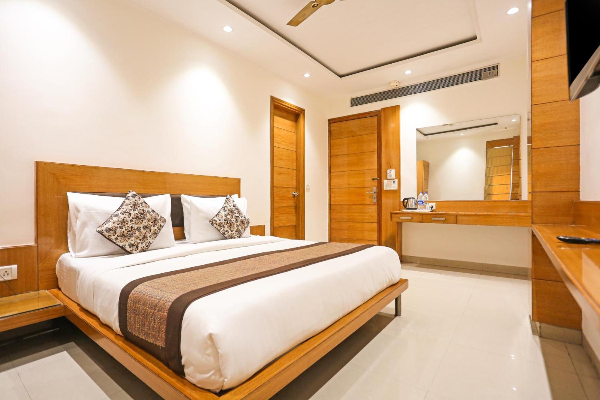 Hotel Silky Palace Near Igi Airportt Yeni Delhi Dış mekan fotoğraf