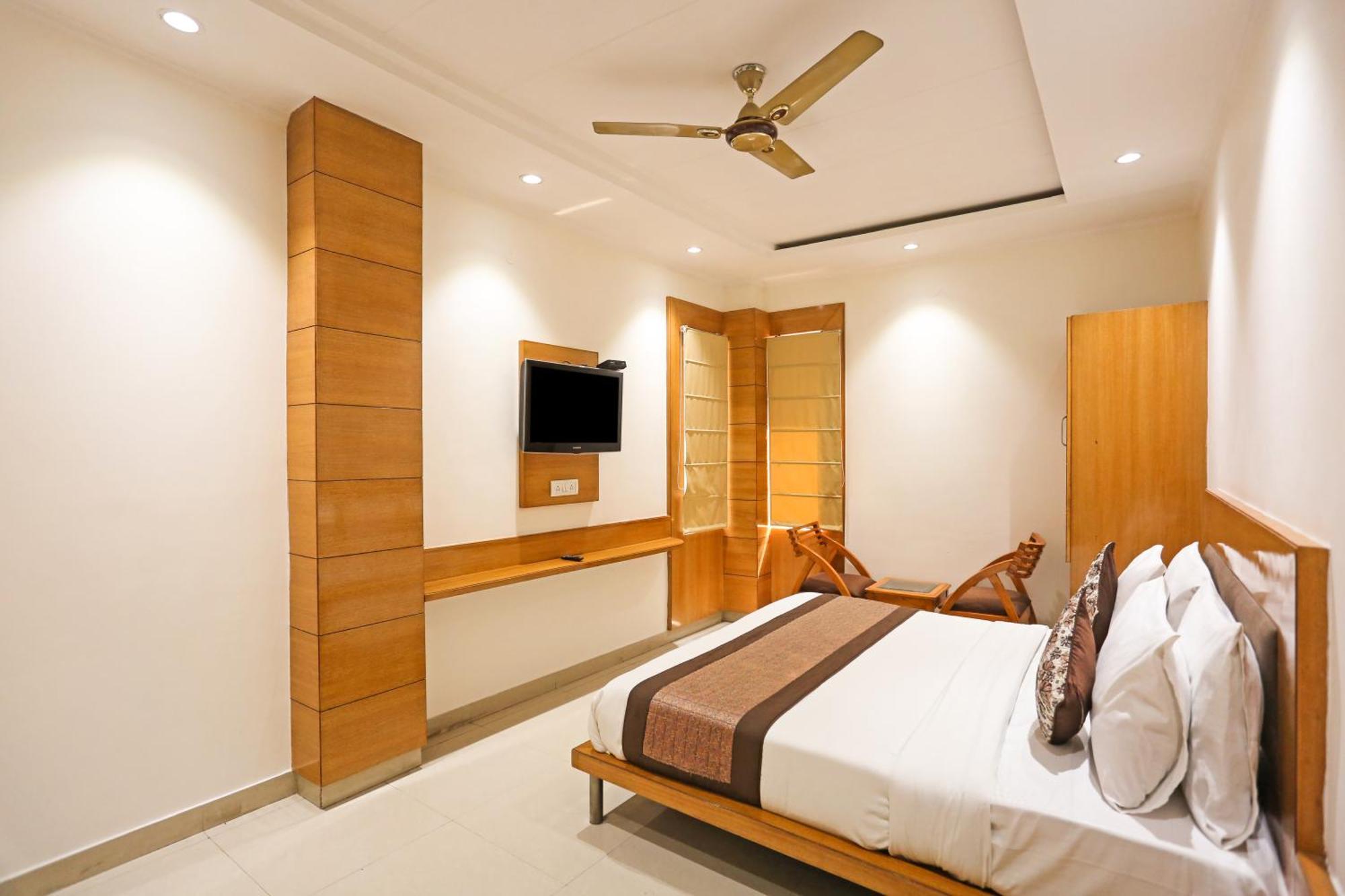 Hotel Silky Palace Near Igi Airportt Yeni Delhi Dış mekan fotoğraf