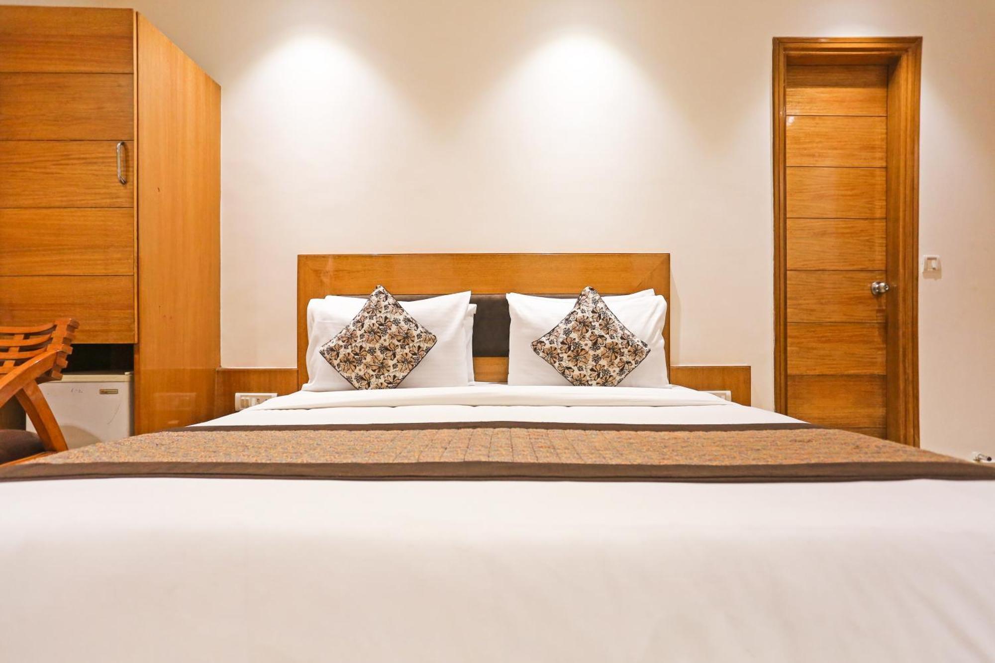Hotel Silky Palace Near Igi Airportt Yeni Delhi Dış mekan fotoğraf