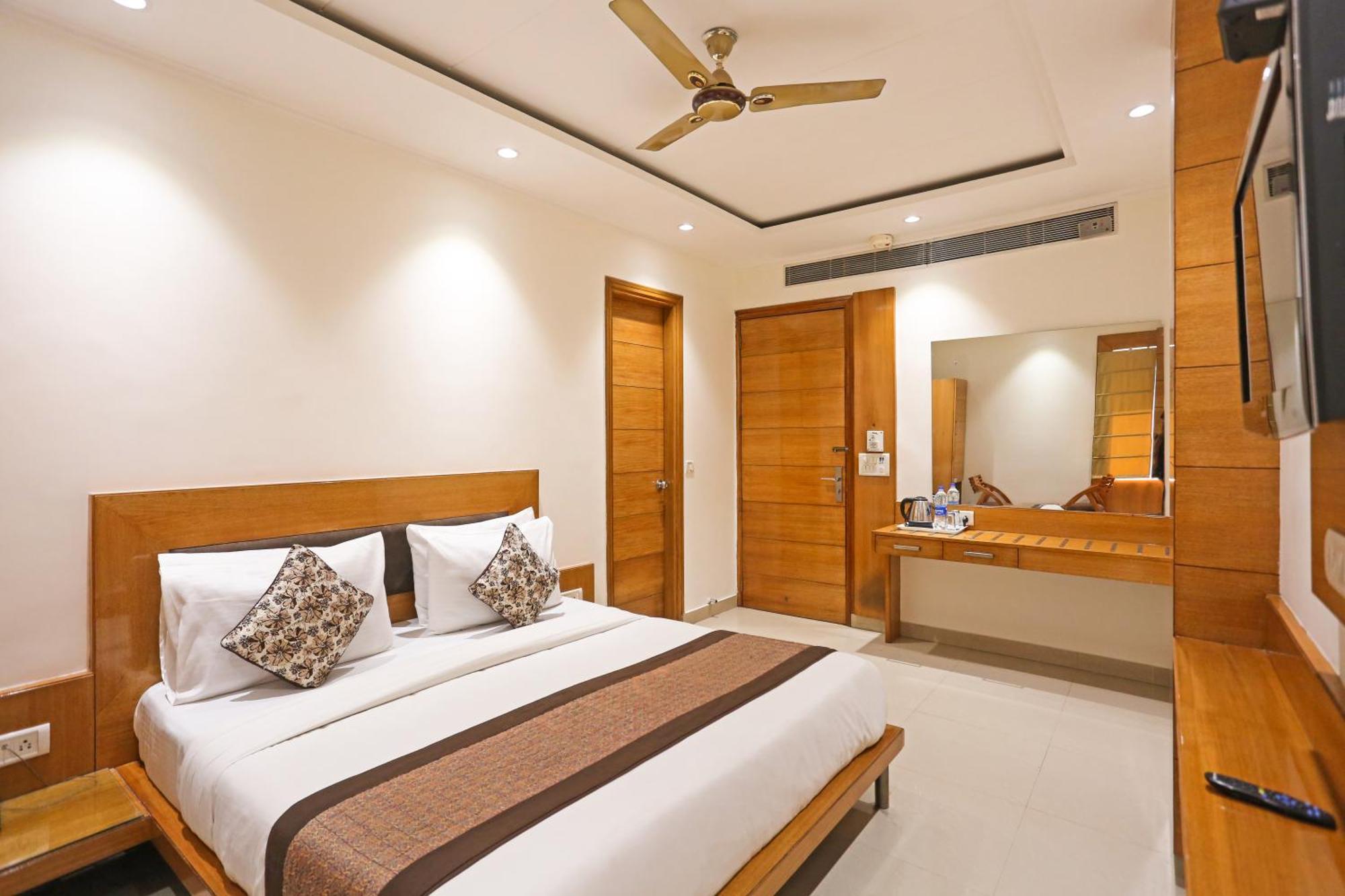 Hotel Silky Palace Near Igi Airportt Yeni Delhi Dış mekan fotoğraf