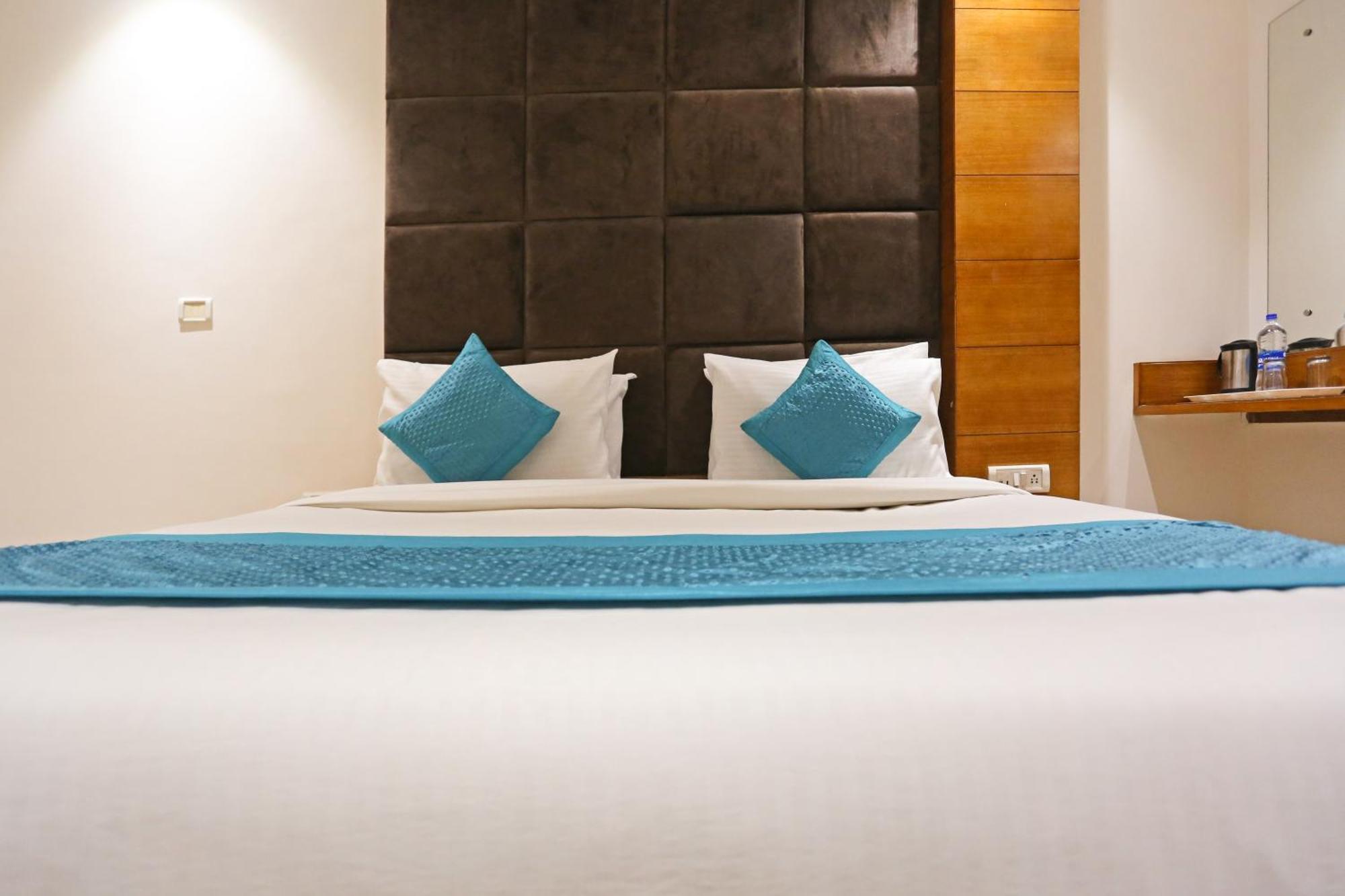 Hotel Silky Palace Near Igi Airportt Yeni Delhi Dış mekan fotoğraf