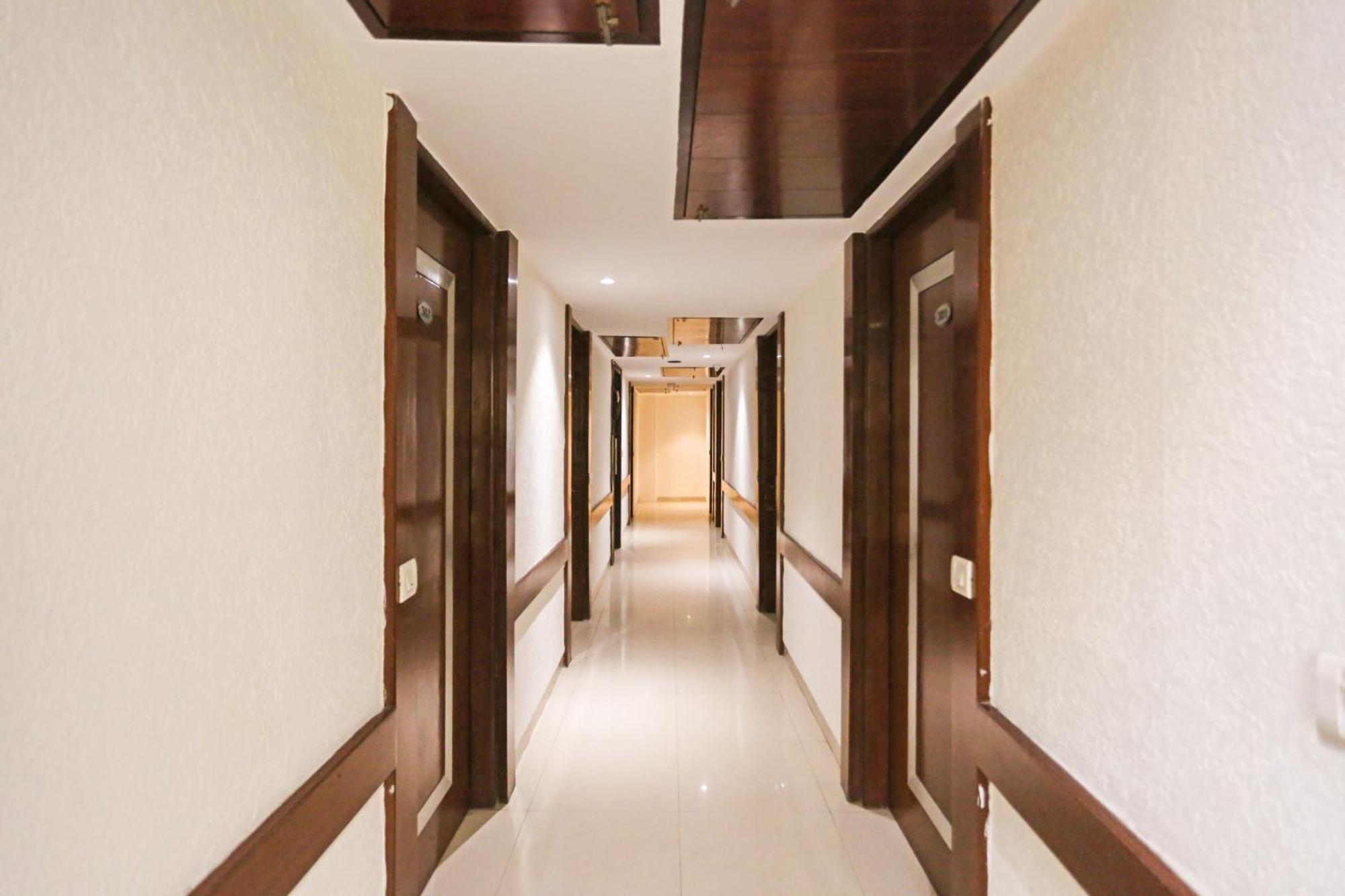 Hotel Silky Palace Near Igi Airportt Yeni Delhi Dış mekan fotoğraf