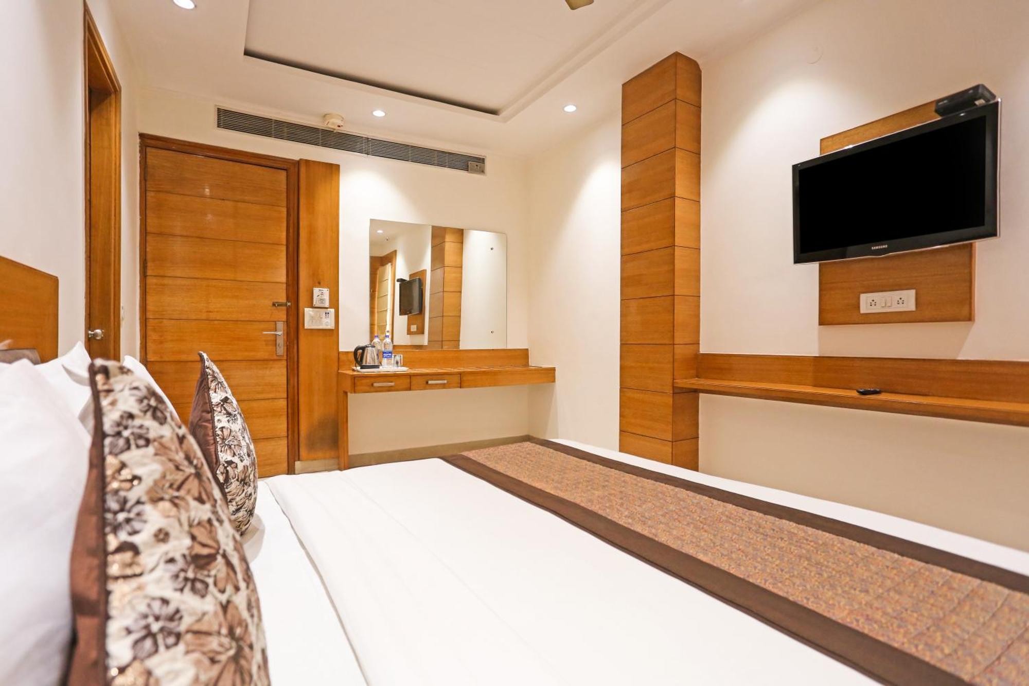 Hotel Silky Palace Near Igi Airportt Yeni Delhi Dış mekan fotoğraf