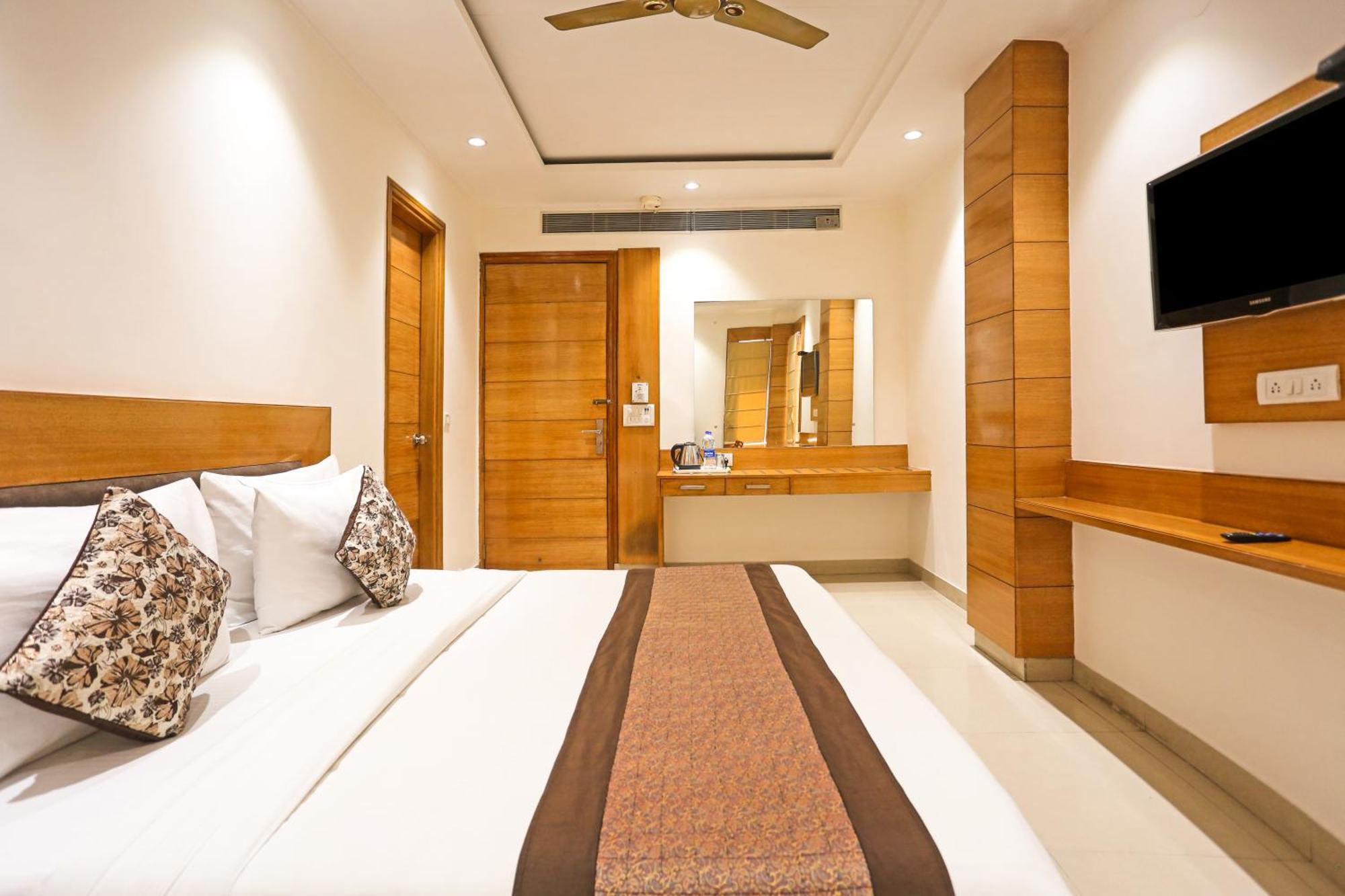 Hotel Silky Palace Near Igi Airportt Yeni Delhi Dış mekan fotoğraf