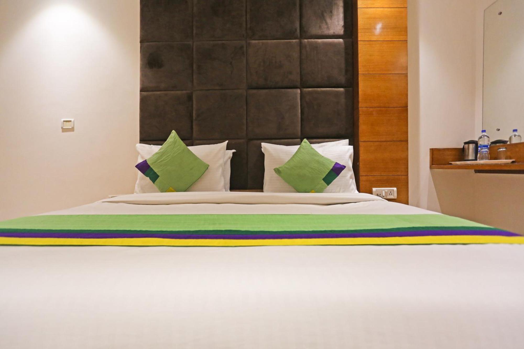 Hotel Silky Palace Near Igi Airportt Yeni Delhi Dış mekan fotoğraf