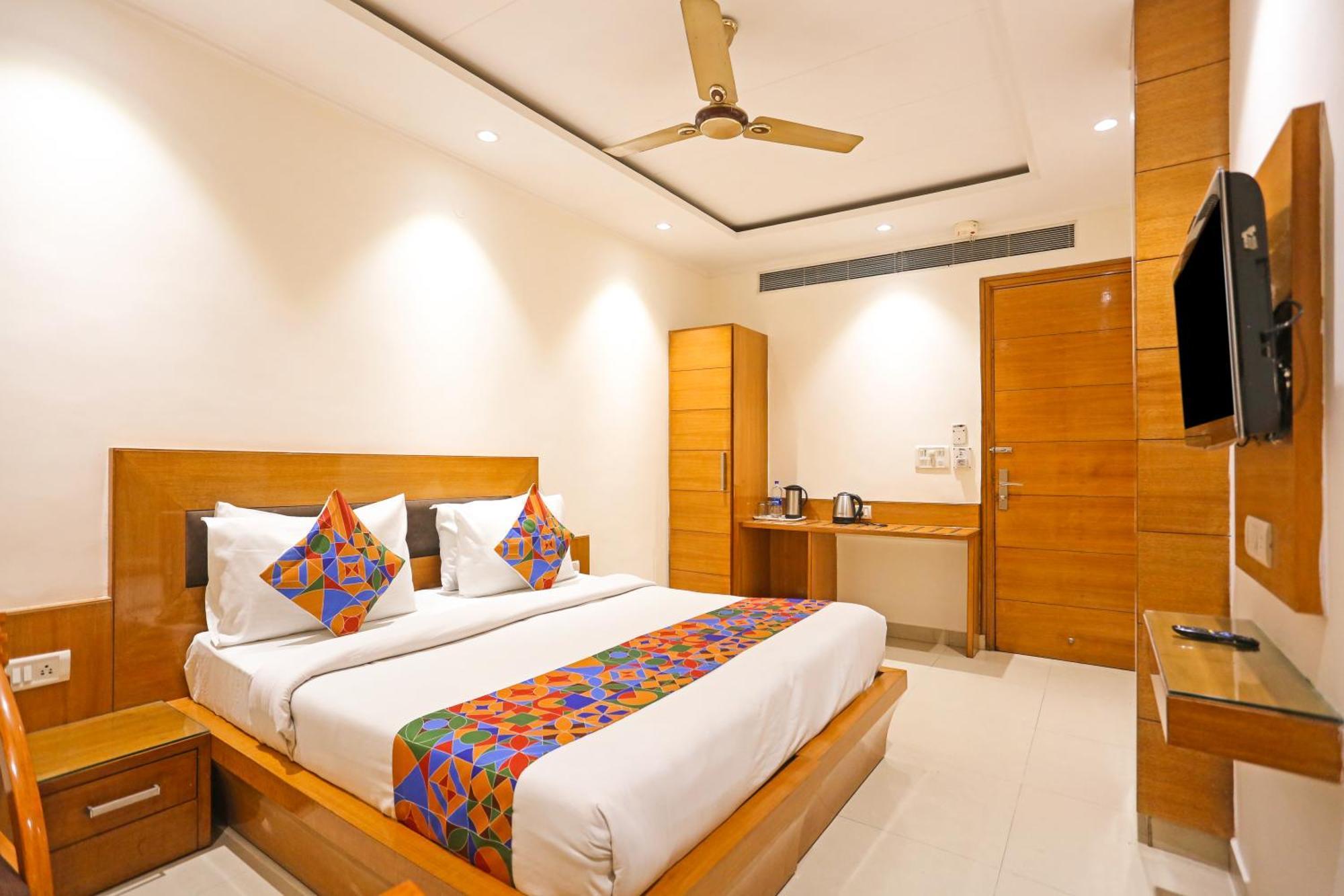 Hotel Silky Palace Near Igi Airportt Yeni Delhi Dış mekan fotoğraf
