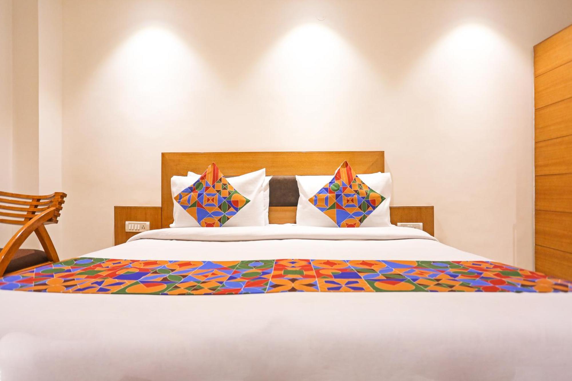 Hotel Silky Palace Near Igi Airportt Yeni Delhi Dış mekan fotoğraf