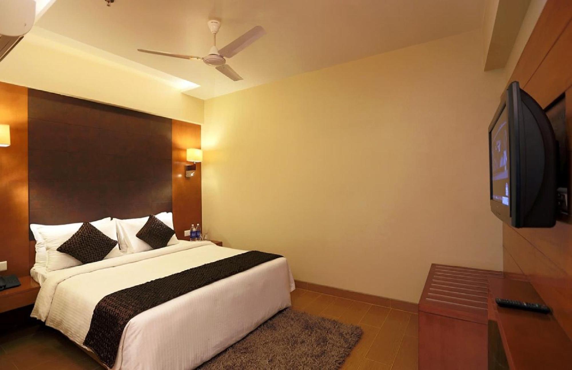 Hotel Silky Palace Near Igi Airportt Yeni Delhi Dış mekan fotoğraf