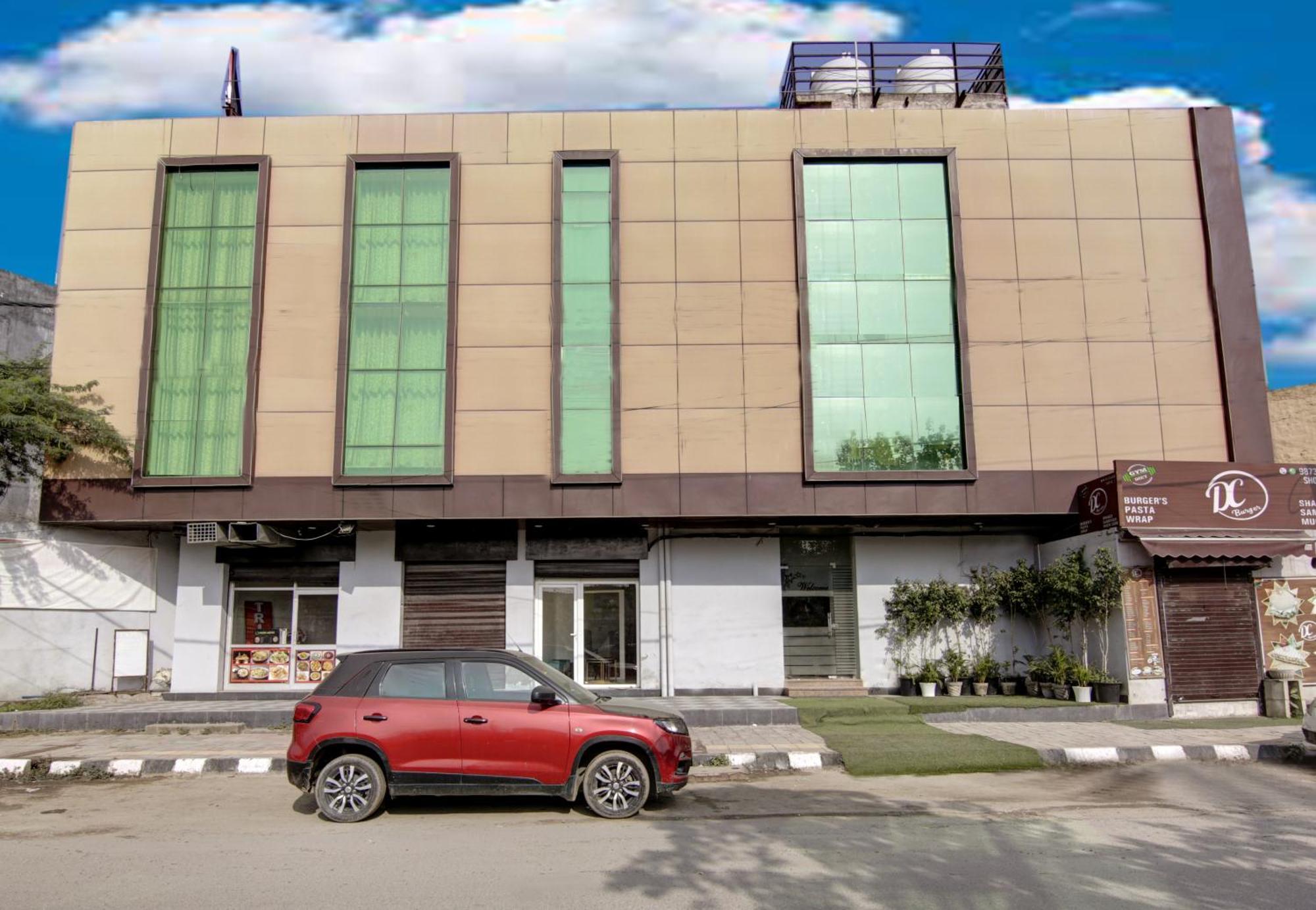 Hotel Silky Palace Near Igi Airportt Yeni Delhi Dış mekan fotoğraf
